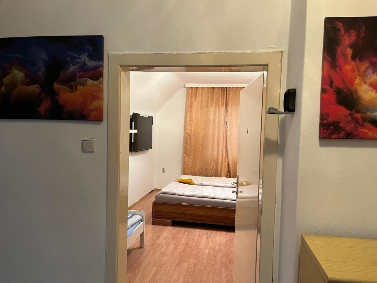 Breathtaking Shared Near Danube River /w Garden And Parking Viena