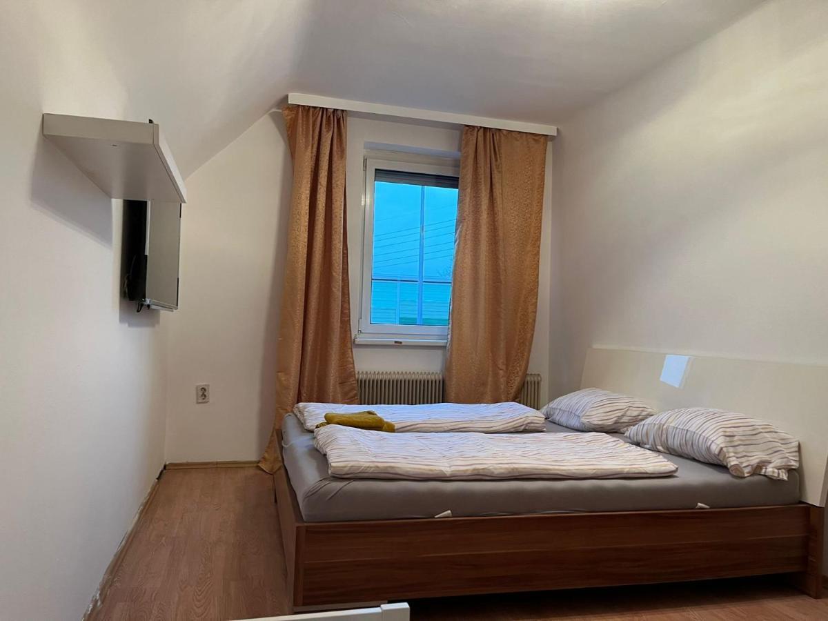 Casa de hóspedes Breathtaking Shared Near Danube River /w Garden And Parking
